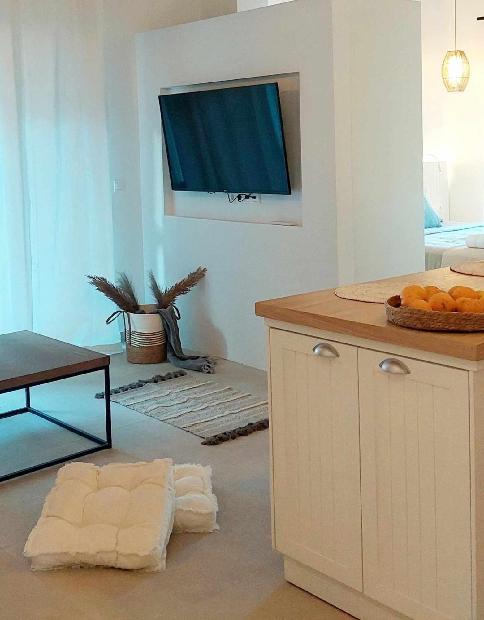 Maya Apartments, Modern And Convenient Apartments With Private Parking Skiathos-stad Buitenkant foto